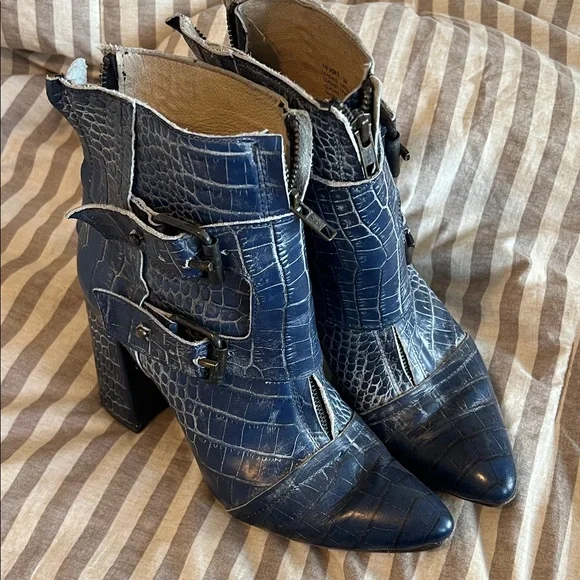 Freebird by Steven Navy Crocodile Heeled Boots - Picture 3 of 4